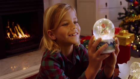niño en casa en tiempo de navidad