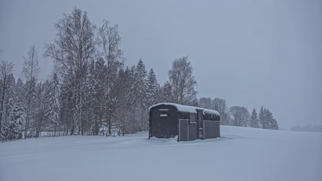 Kleine-Hütte-Im-Schneesturm-In-Abgelegener-Landschaft,-Zeitraffer