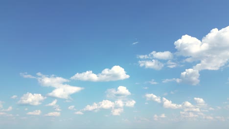 Sommer-Blauer-Himmel-Wolkenverlauf-Hellweißer-Hintergrund