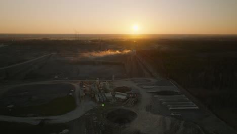 Puesta-De-Sol-Sobre-Una-Mina-De-Cantera-De-Piedra-Caliza-Polvorienta-En-Un-Paisaje-Boscoso