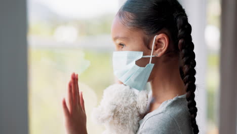 Traurig,-Mädchen-Mit-Gesichtsmaske-Und-Am-Fenster-Im-Wohnzimmer