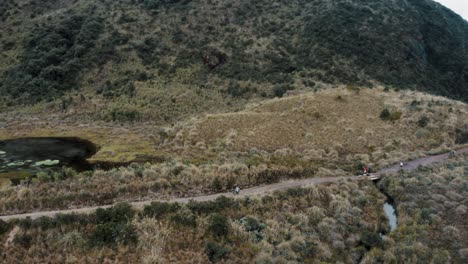 excursionistas caminando por el sendero en la reserva ecológica de cayambe coca en napo, ecuador