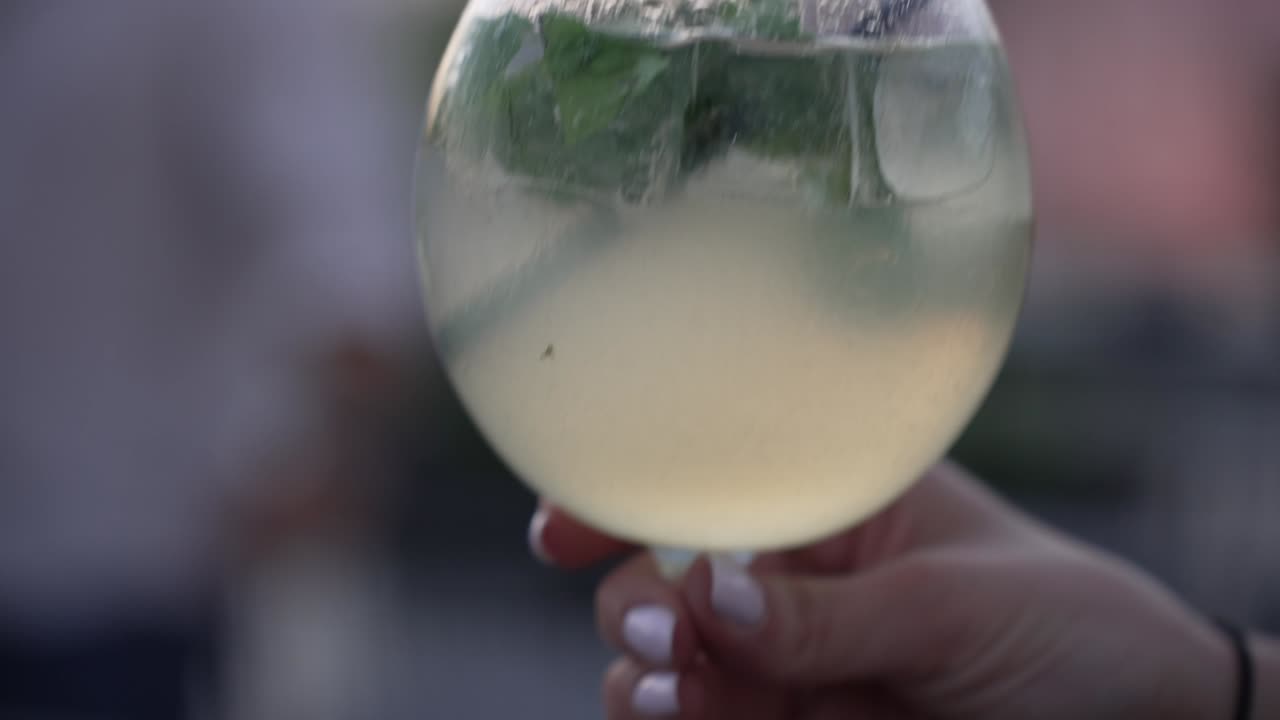 celebración espumosa: elegante copa de champán llena de bebida refrescante, la chica recoge el vaso
