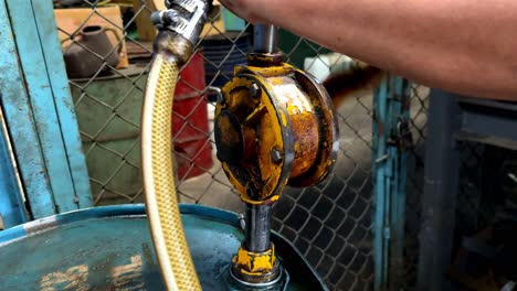 Manual-pump-to-drain-fuel-oil-from-the-drum