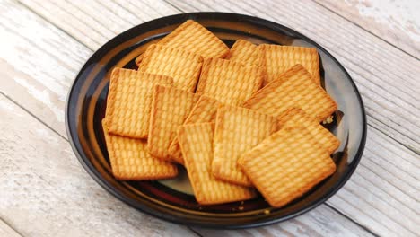 un montón de galletas en un plato