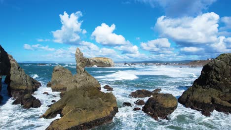 Tiro-Dinámico-De-Drones-Aéreos-De-4k-Flotando-Sobre-Olas-Rompientes-Y-Rocas-Oceánicas-En-Bandon,-Oregon