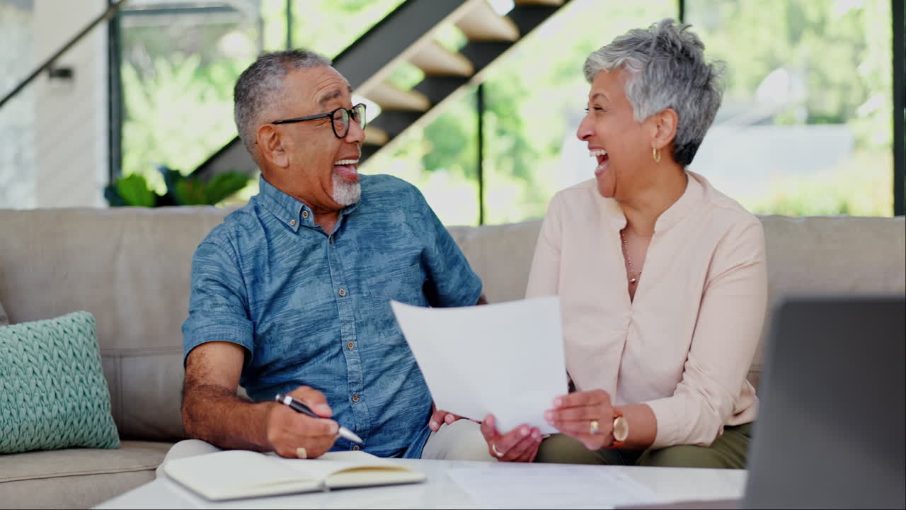 el papeleo, la pareja de último año y emocionado por los financieros