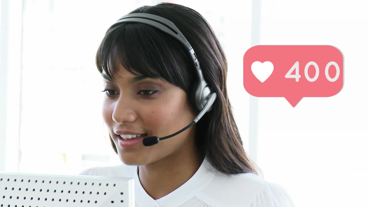 animación de iconos digitales sobre una mujer de negocios usando auriculares de teléfono