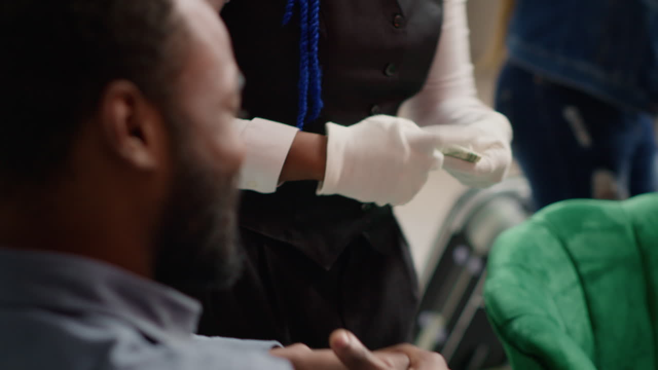 방문자는 커피 한 잔을 현금으로 지불합니다.