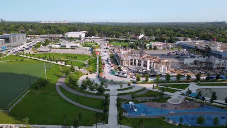 Nuevas-Unidades-De-Vivienda-Residencial-En-Construcción-En-Desarrollo-De-Condominios-Con-Parque-Urbano-Y-Paisajismo.