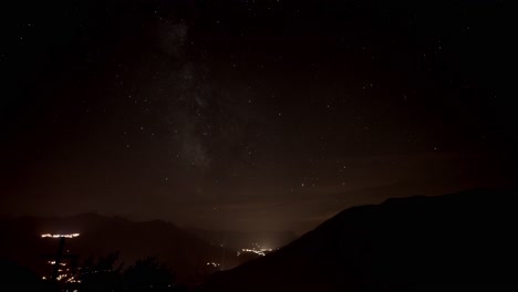 프랑스 알프스 산맥 위에 있는 은하계의 이 움직이는 별과 함께 매혹적인 밤하늘로의 여정