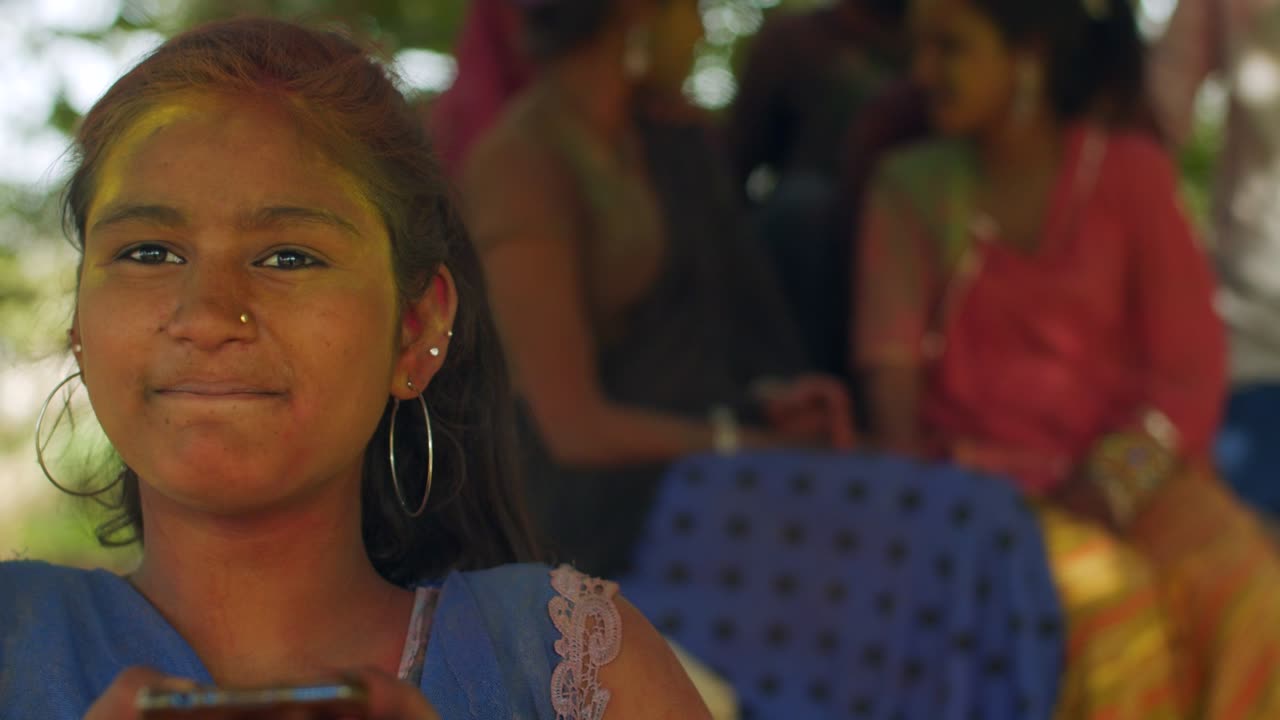 라자스탄 사람들은 인도의 색의 축제인 홀리를 축하하고 있습니다.