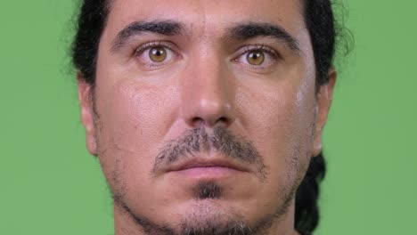 un primer plano de un hombre guapo sonriendo