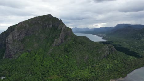 Mountain-landscape-on-Mauritius-island,-establishing-shot