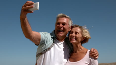 Pareja-Mayor-Tomando-Un-Selfie-En-Un-Día-Soleado