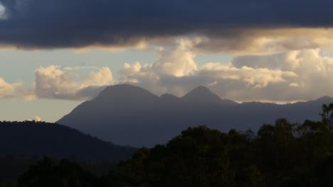 el lapso de tiempo de la puesta de sol detrás de las montañas siluetas