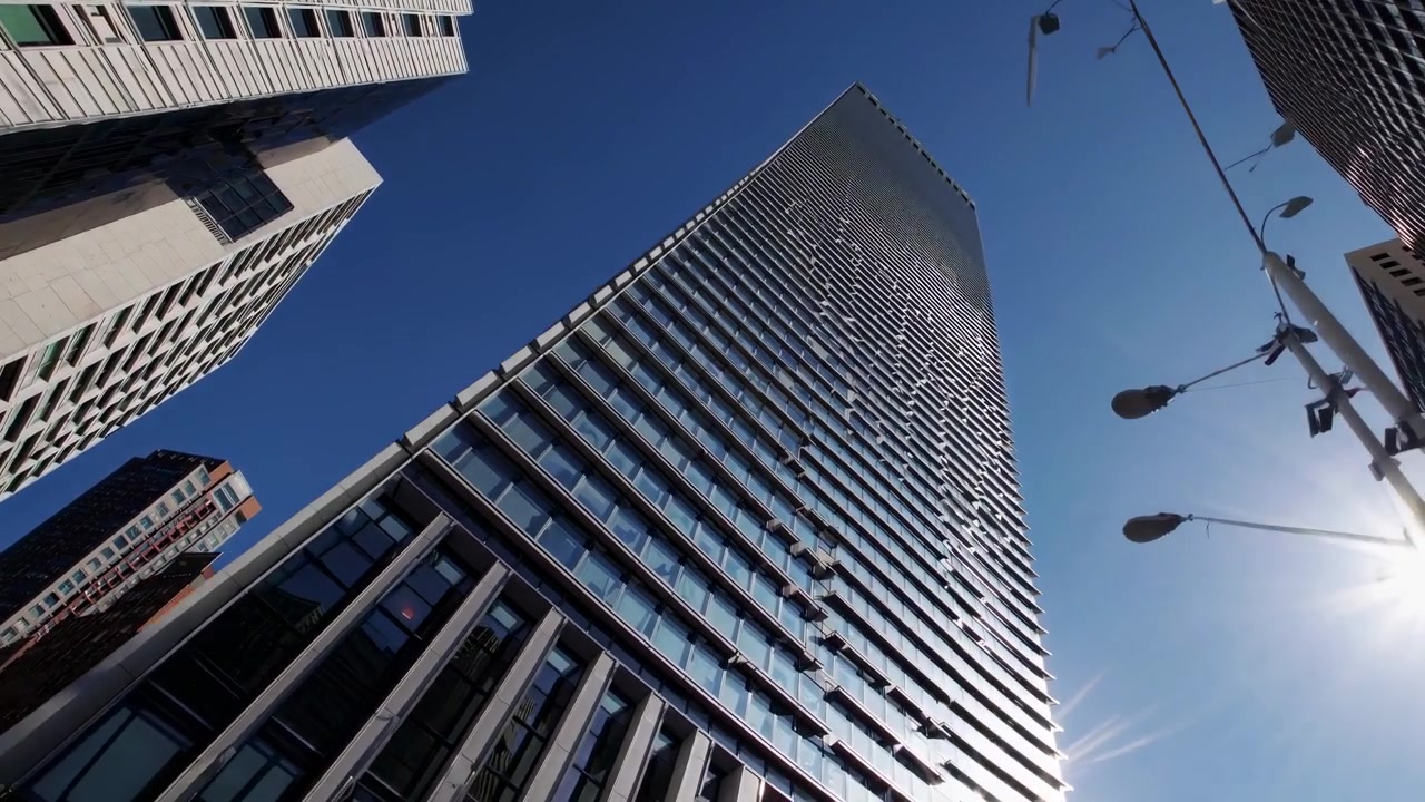 Vista em ângulo baixo de um arranha-céu moderno contra um céu azul limpo