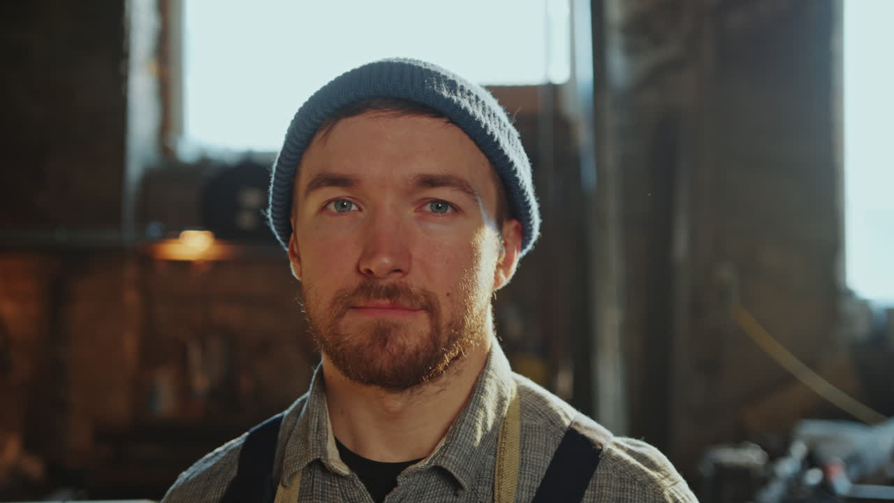 retrato de un joven herrero durante el día en el taller