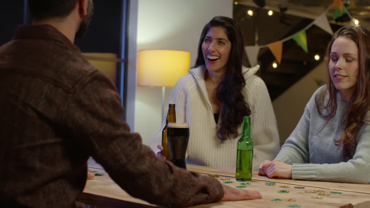 amigos en casa o en el bar celebrando en la fiesta del día de san patricio bebiendo alcohol y jugando con monedas de oro novedosas 1