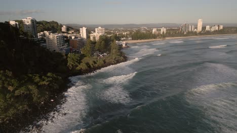 Luftaufnahmen-über-Die-Nordseite-Von-Burleigh-Heads-An-Der-Gold-Coast,-Australien-Bei-Sonnenaufgang