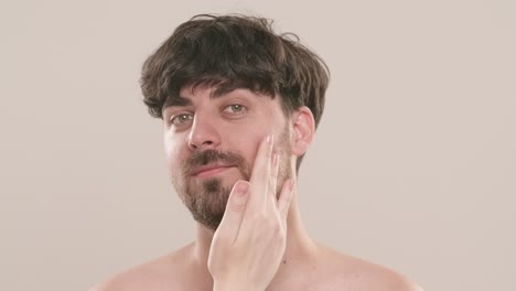 hombre aplicando crema facial