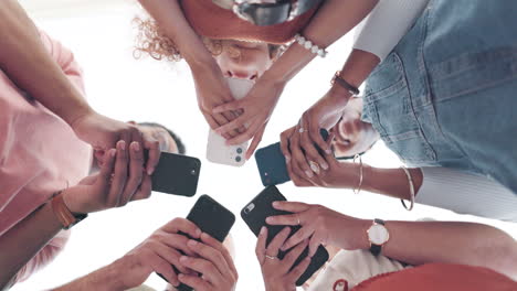 manos, teléfono y redes con amigos de pie