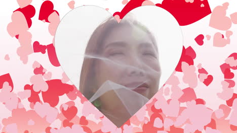 웃는 여성의 얼굴 위에 분홍색과 빨간색의 심장 애니메이션으로 심장 모양의 프레임