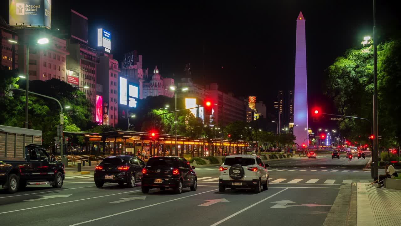 아르헨티나 부에노스아이레스 (buenos aires) 의 상징적인 오벨리스크 (obelisk) 의 타임스 뷰 (timelapse view)
