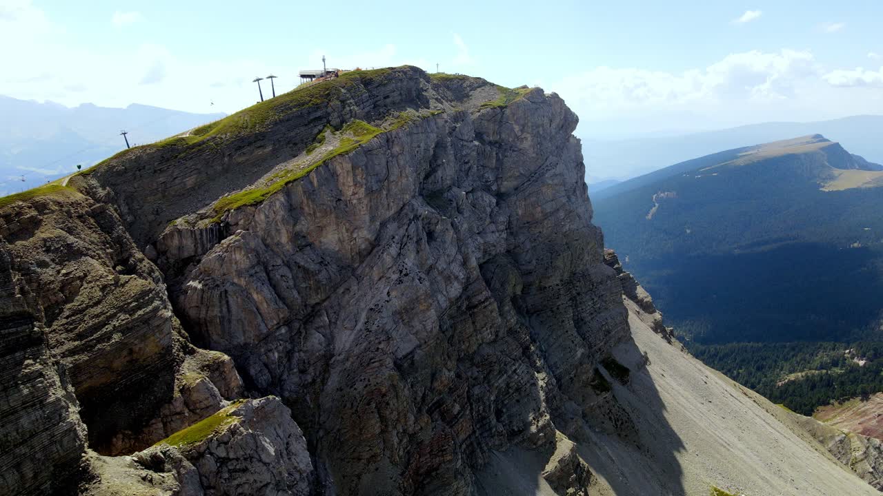 vistas aéreas con drones de la cordillera de seceda patrimonio mundial de la unesco en los dolomitas, italia
