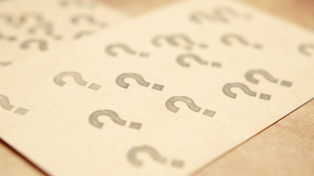 사무실 책상 에 있는 종이 에 있는 질문표 의 높은 각도 의 시각