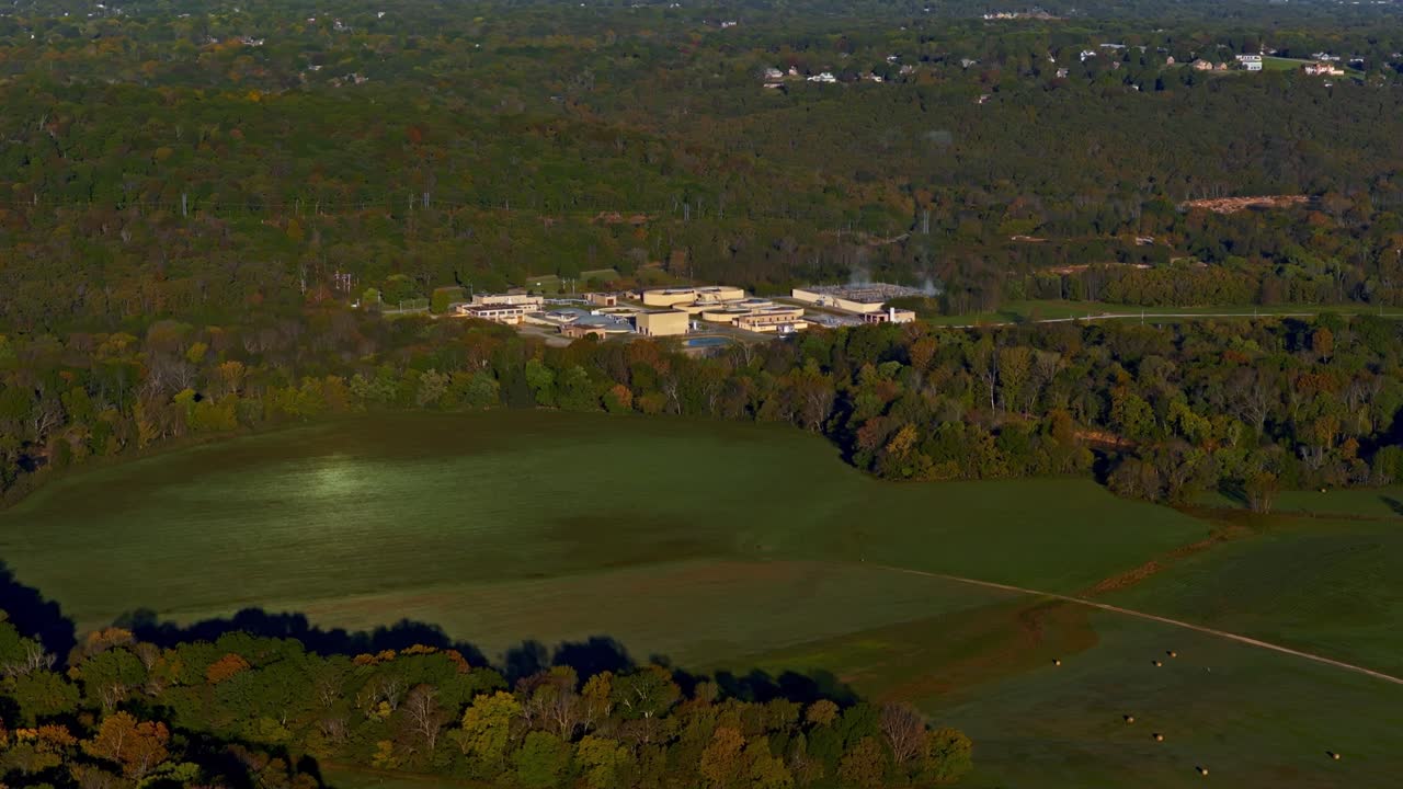 Spildevandsrensningsanlægget på vestsiden midt i tæt natur i Fayetteville, Arkansas, USA. Luftdroneoptagelse.