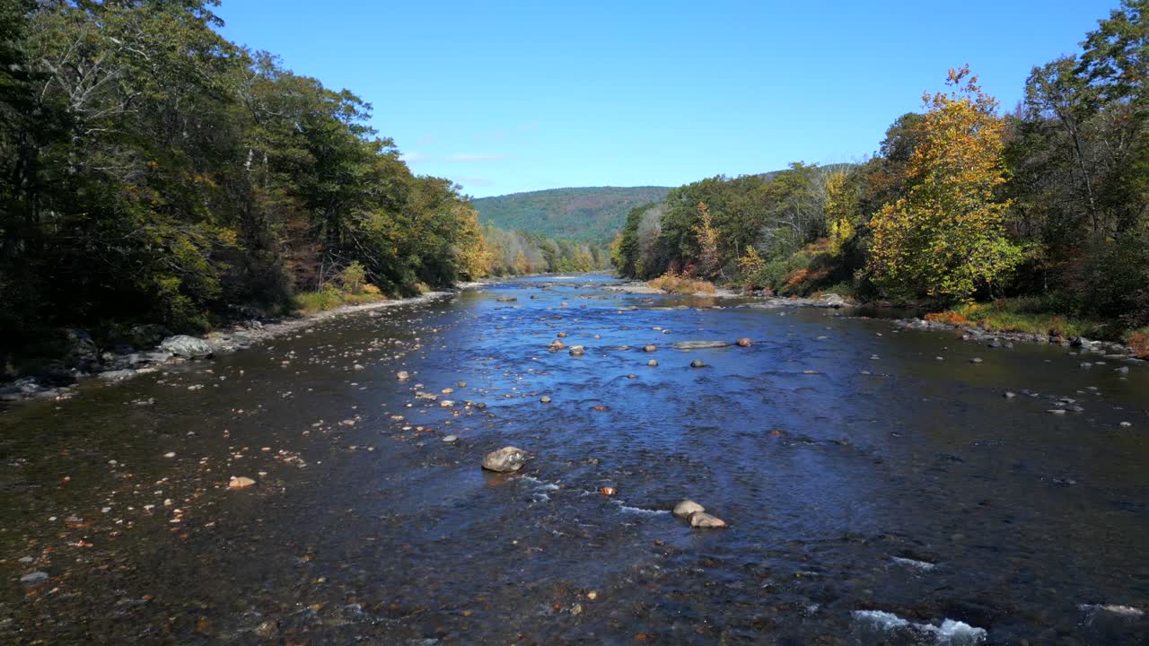 Sobrevoo suave e terapêutico com efeito calmante sobre o West River, Vermont, EUA