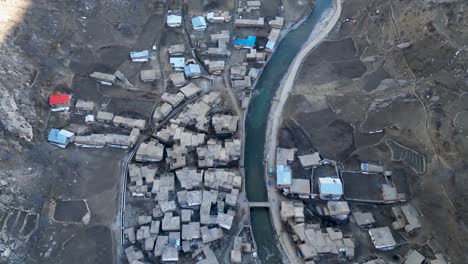 dos aldeas embelleciendo las orillas del río