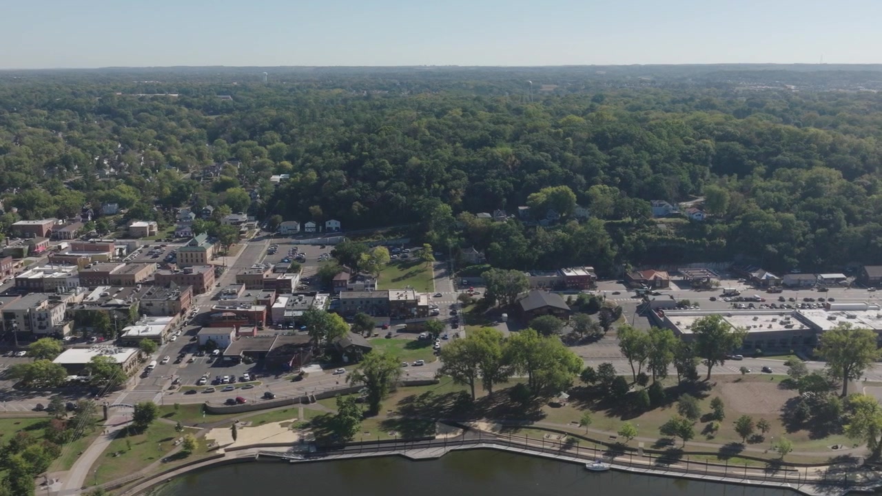 Riprese aeree del centro di Hudson, Wisconsin, immerso nel verde negli Stati Uniti al mattino.