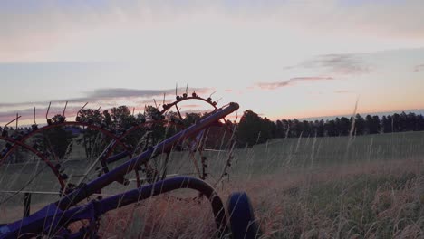 Hermoso-Amanecer-Con-Rastrillo-De-Heno-En-Primer-Plano-Filmado-En-El-Este-De-Montana-A-Principios-De-La-Primavera