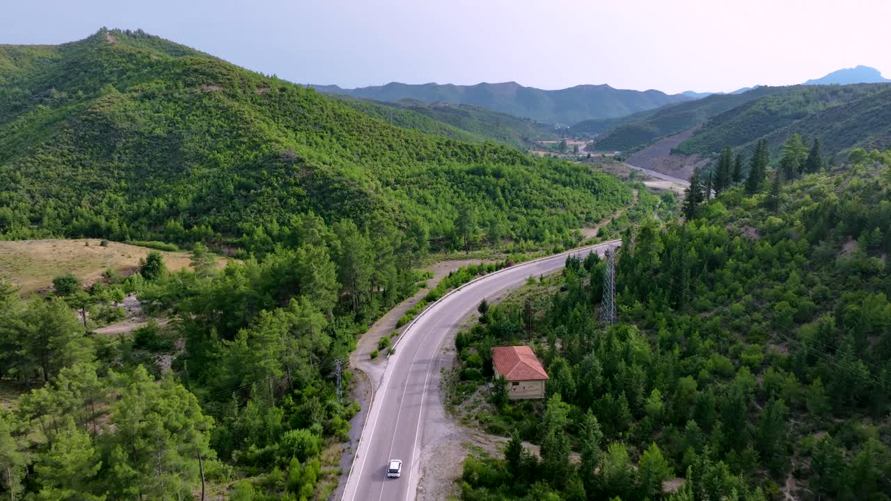 carretera de montaña panorámica con sendero sinuoso y bosque exuberante