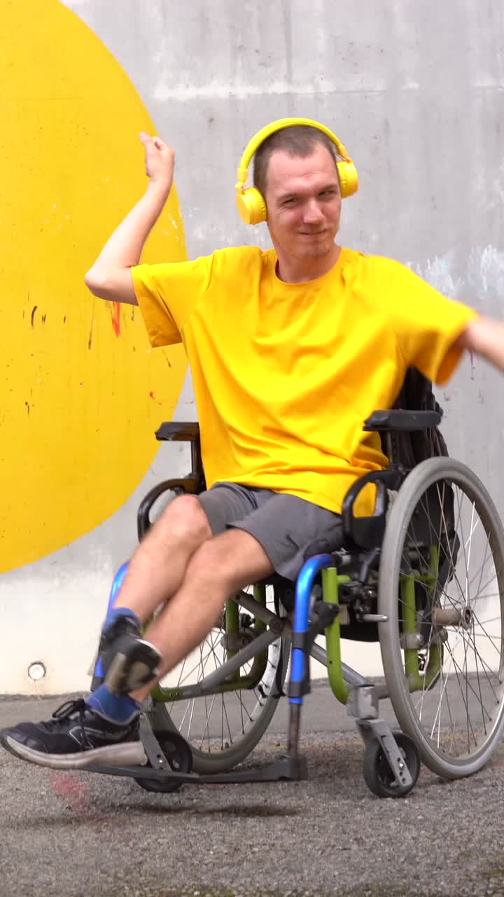 hombre en silla de ruedas escuchando música