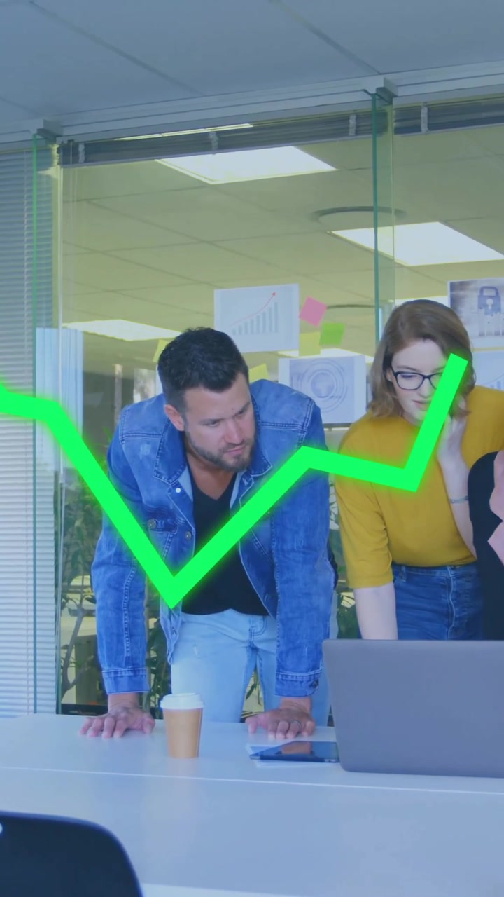 Team eterogeneo che analizza dati su laptop con animazione di grafico a linee verde.