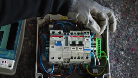Electricista-Reparando-Circuitos-Electricos