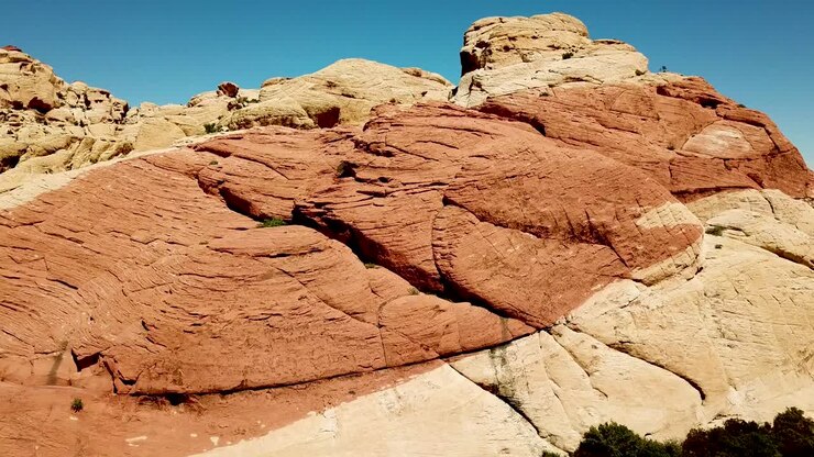 Sorvolo con drone con effetto dissolvenza a ritroso delle Calico Hills presso l'area di conservazione nazionale di Red Rock Canyon, Las Vegas, Nevada