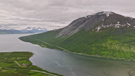 nordkjosbotn noruega aérea v5 vista panorámica entrada de paso elevado de drones capturando valles montañosos y el arroyo del río nordkjoselva que conduce al hermoso fiordo noruego - filmado con mavic 3 cine - junio de 2022