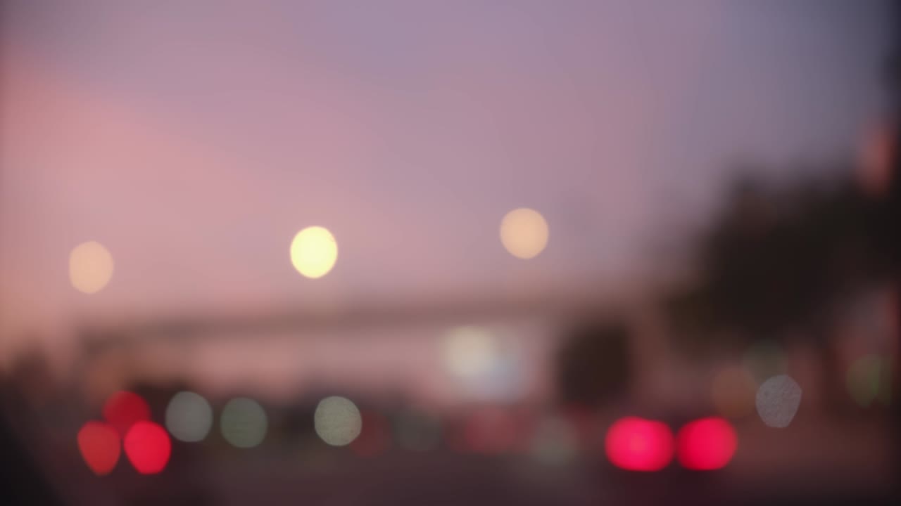 아름답고 다채로운 반이는 보케 (bokeh) 는 흐릿한 밤 배경의 자동차 조명에서 빛나고 도시 거리 도로의 교통체증