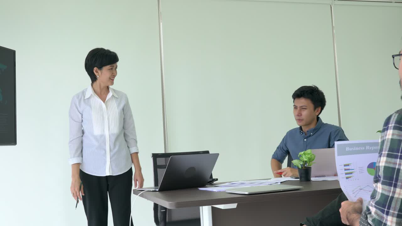 นักธุรกิจหญิงนำเสนอแผนโครงการและประชุมร่วมกันเพื่อแบ่งปันแนวคิดทางธุรกิจ แนวคิดของการระดมสมอง, ห้องวอร์รูม, การทำงานเป็นทีมในการประชุม และแดชบอร์ด
