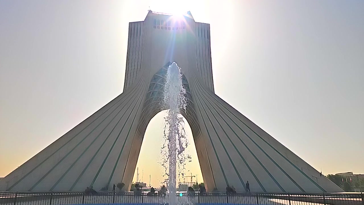 Torre Azadi a Teheran con fontana in primo piano