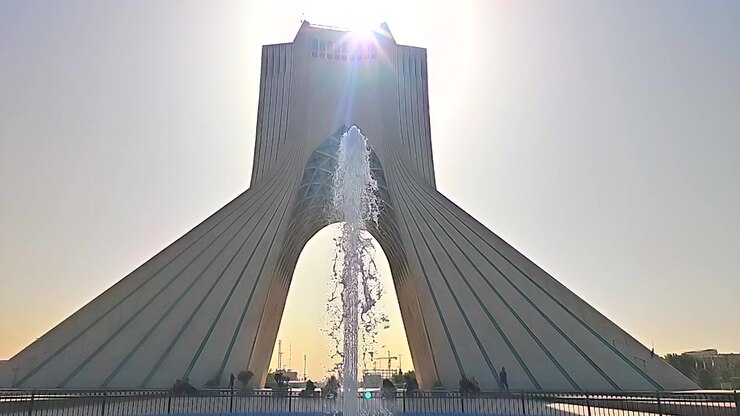 Torre Azadi a Teheran con fontana in primo piano