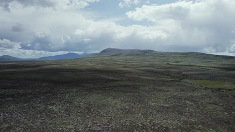 Noruega-Vista-Aérea-Verde-Montañas-Paisaje