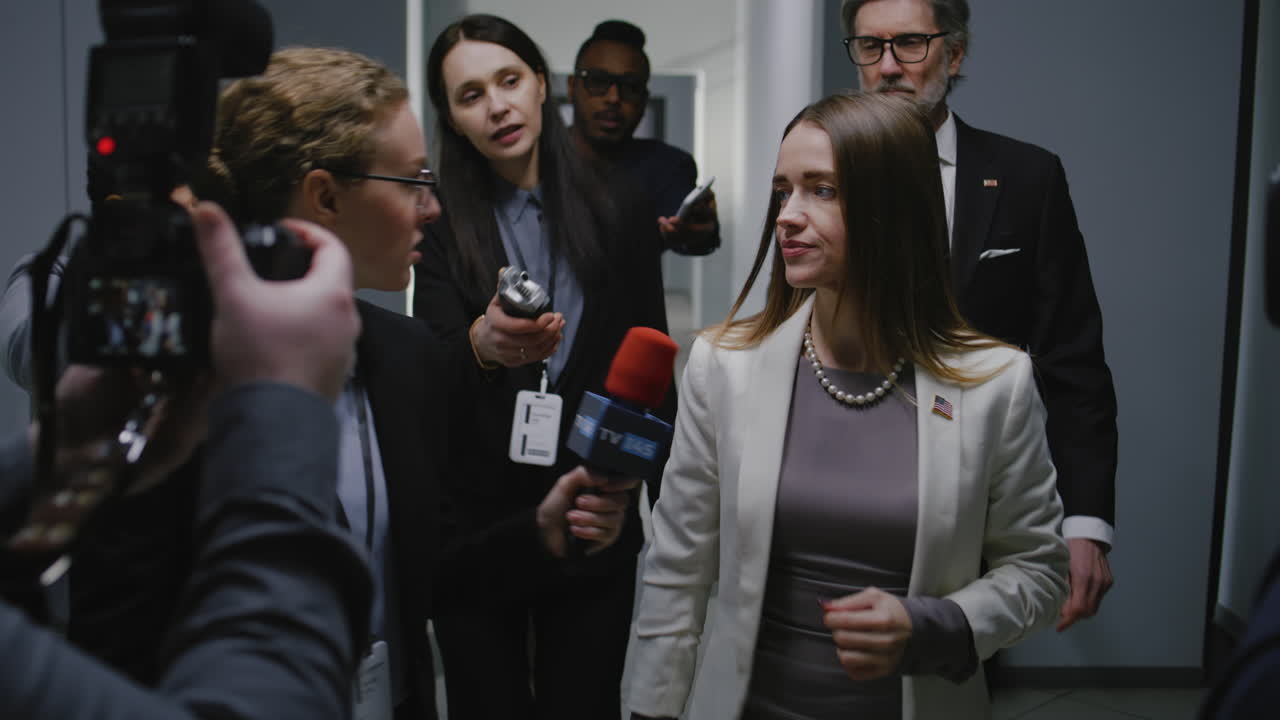 político siendo entrevistado por periodistas