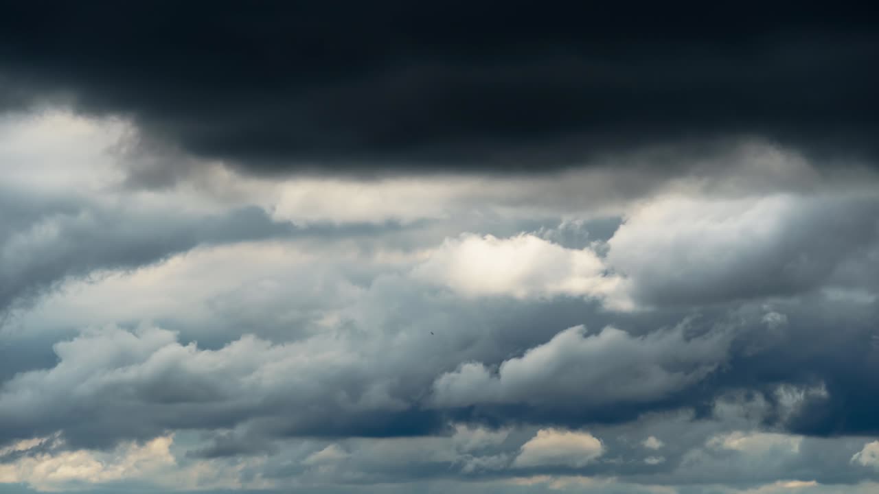 hermoso cielo oscuro dramático con nubes tormentosas el tiempo transcurre antes de la lluvia