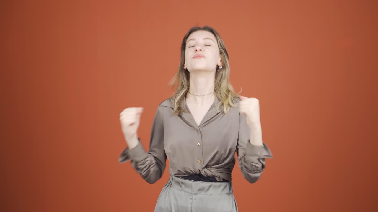 la joven feliz se regocija.