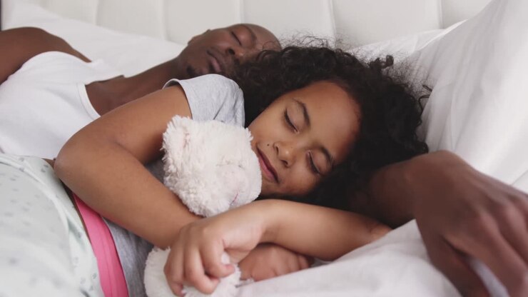 Familie brengt samen tijd thuis door